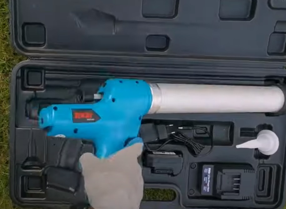 Аккумуляторный пистолет для герметика и клея Toua DCG72-600