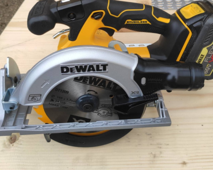 Аккумуляторная дисковая пила DeWalt DCS565N