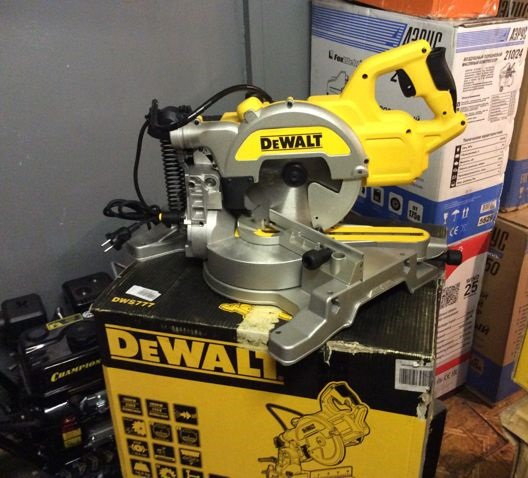 Торцовочная пила DeWALT DWS777