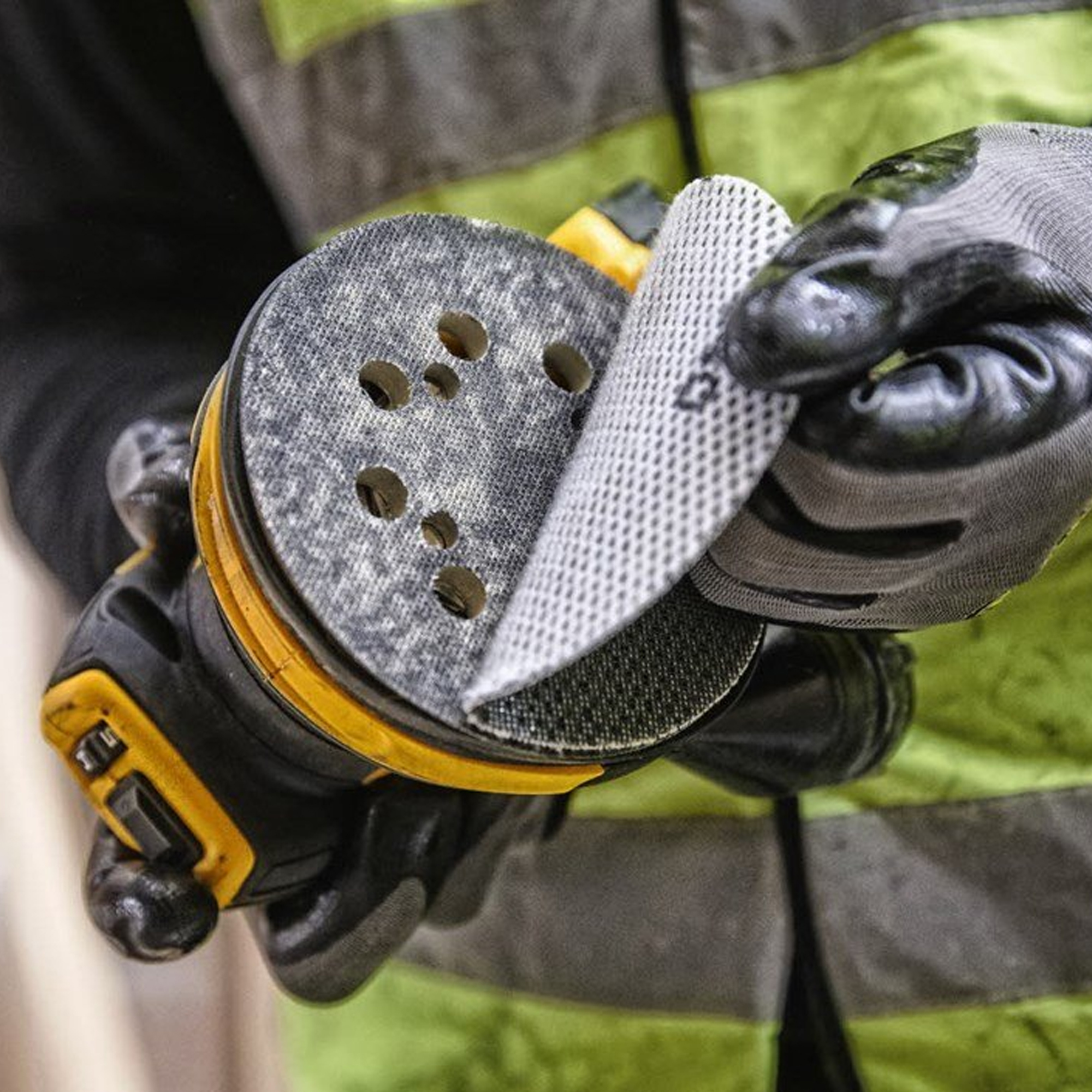 Аккумуляторная эксцентриковая шлифмашина DeWalt DCW210N-XJ
