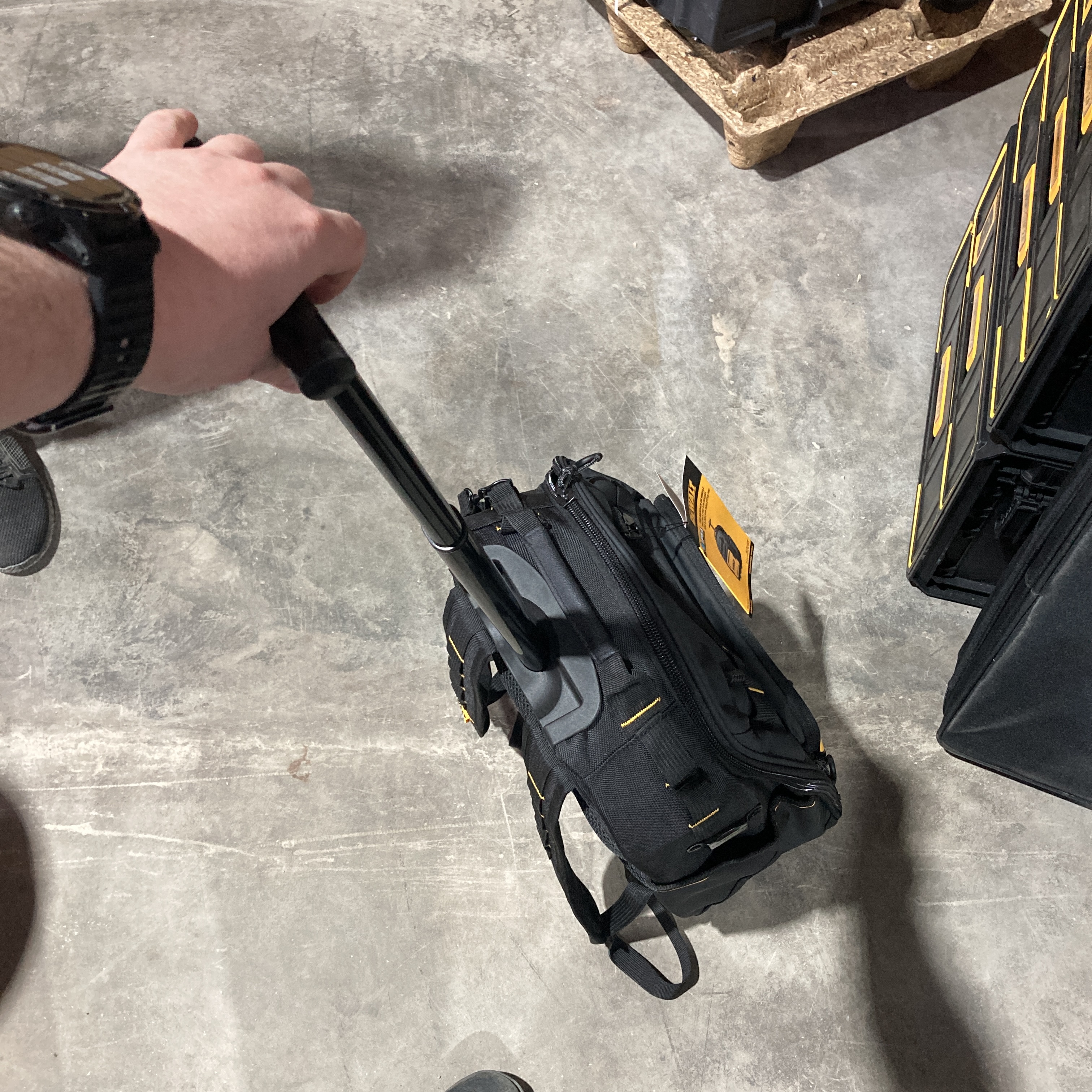 Рюкзак на колесах DeWalt DWST60101-1