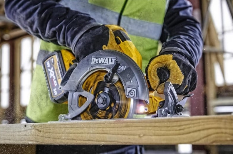 Аккумуляторная дисковая пила DeWalt DCS578N-XJ