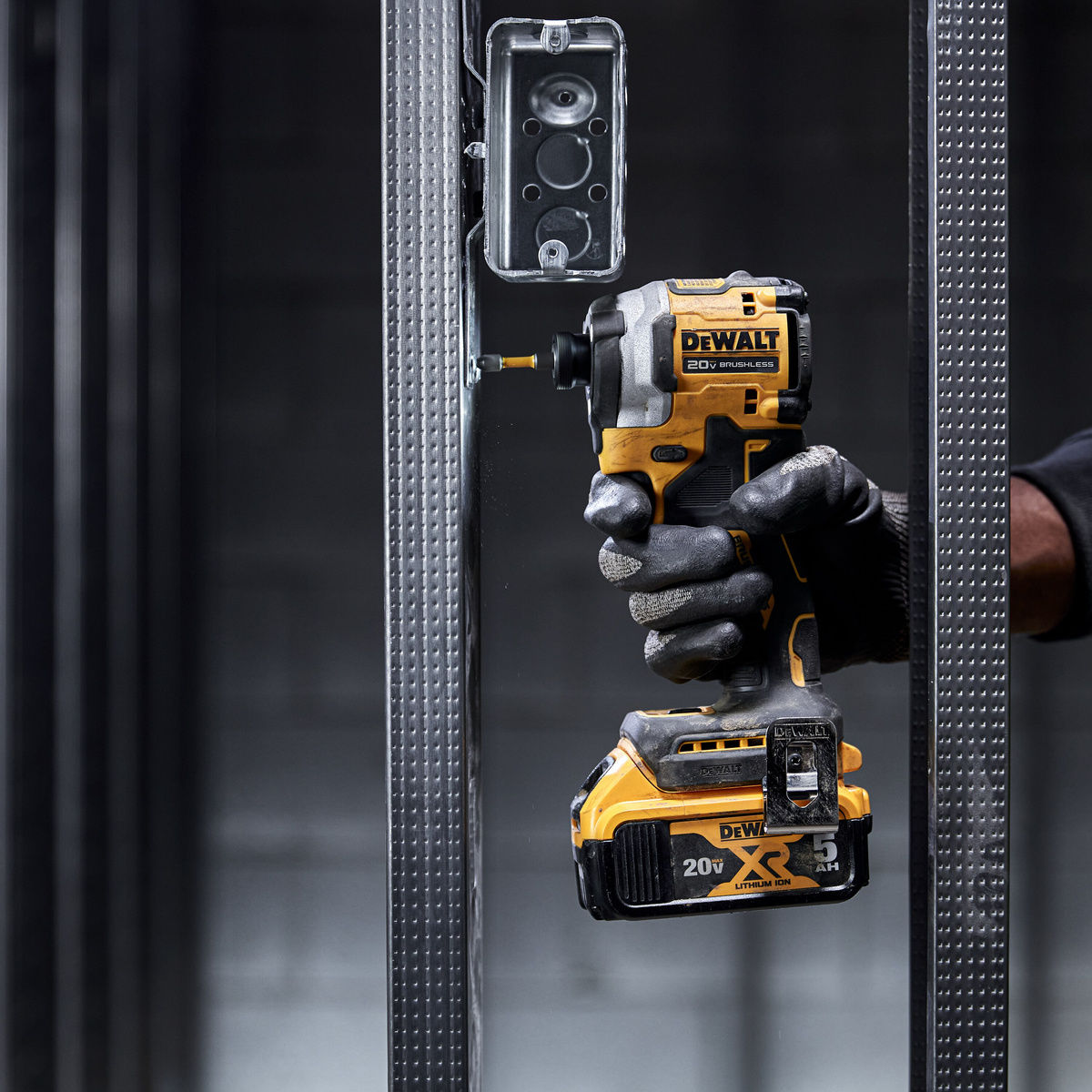 Аккумуляторный ударный шуруповерт DeWALT Atomic DCF850D2T-QW