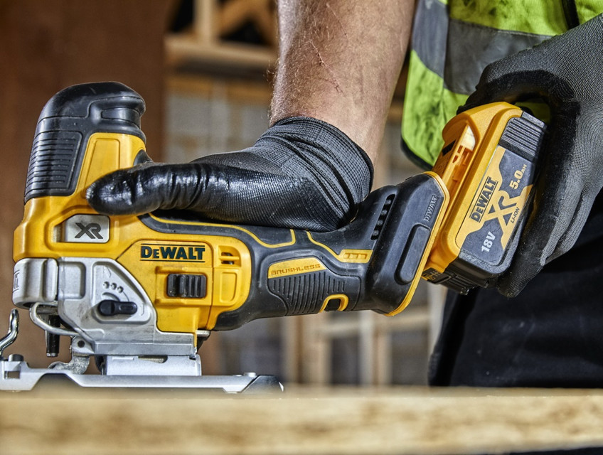 Аккумуляторный бесщеточный лобзик DeWalt DCS335N