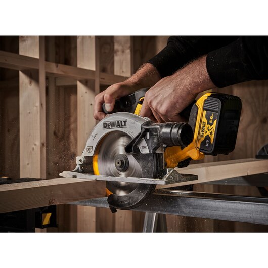 Аккумуляторная дисковая пила DeWalt DCS565P2