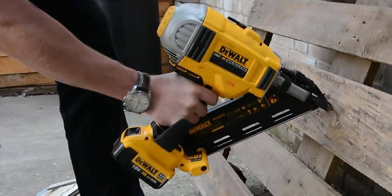 Аккумуляторный нейлер DeWalt DCN692N