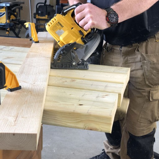 Аккумуляторная гипоидная пила DeWalt DCS577N
