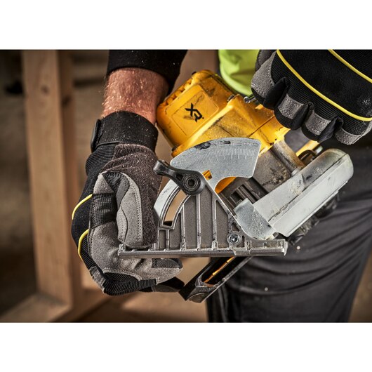 Аккумуляторная дисковая пила DeWalt DCS565P2