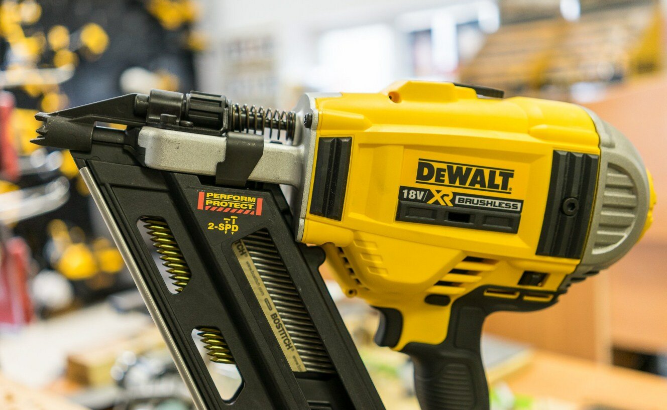 Аккумуляторный нейлер DeWalt DCN692P2