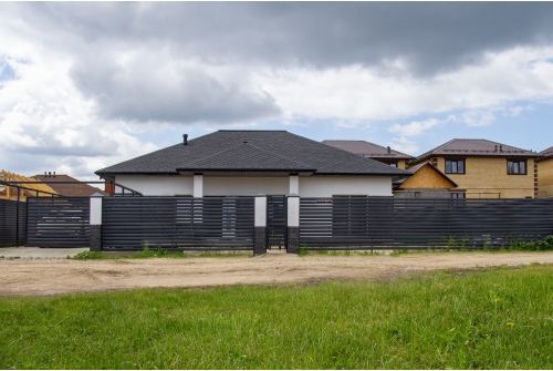 Штакетник П-образный A с прямым резом Grand Line 0,45 PE RAL 7024 мокрый асфальт