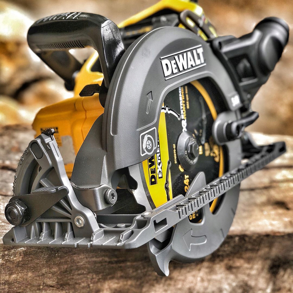 Аккумуляторная гипоидная пила DeWalt DCS577N