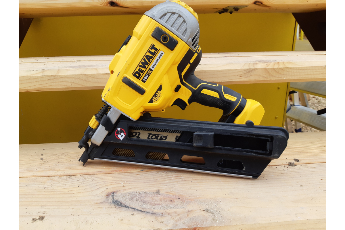 Аккумуляторный нейлер DeWalt DCN692N