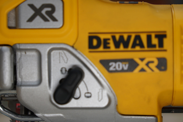 Аккумуляторный лобзик с верхней рукояткой DeWalt DCS334NT-XJ без АКБ и ЗУ