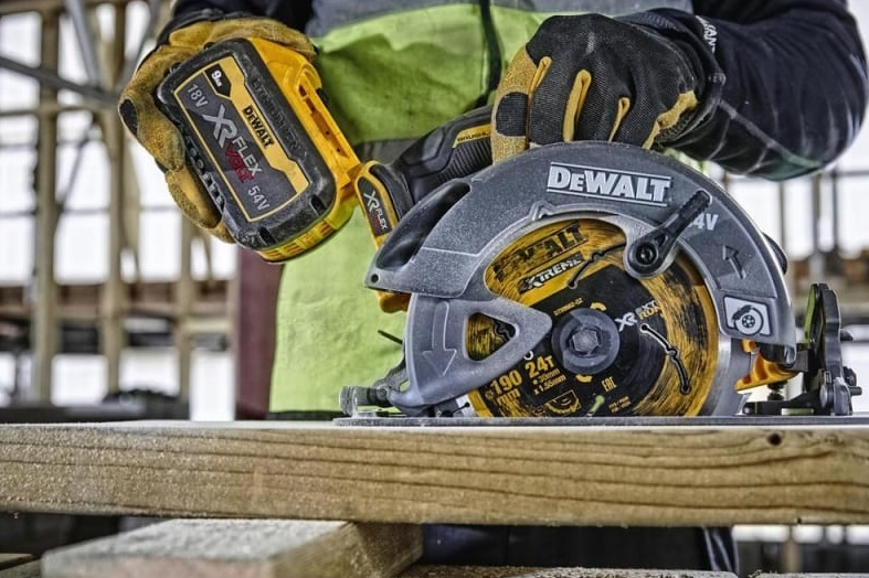 Аккумуляторная дисковая пила DeWalt DCS578N-XJ