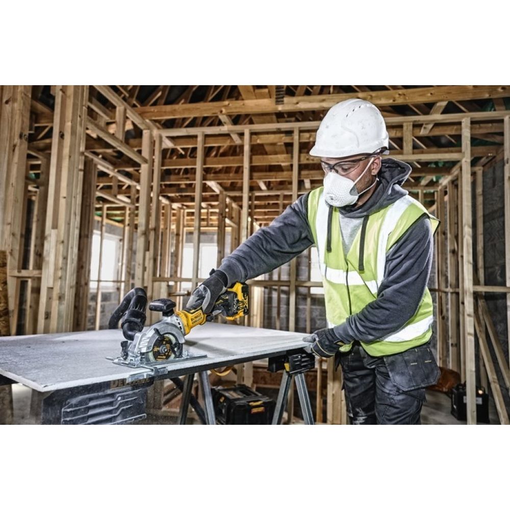 Аккумуляторная дисковая пила DeWalt DCS571E1T в кейсе