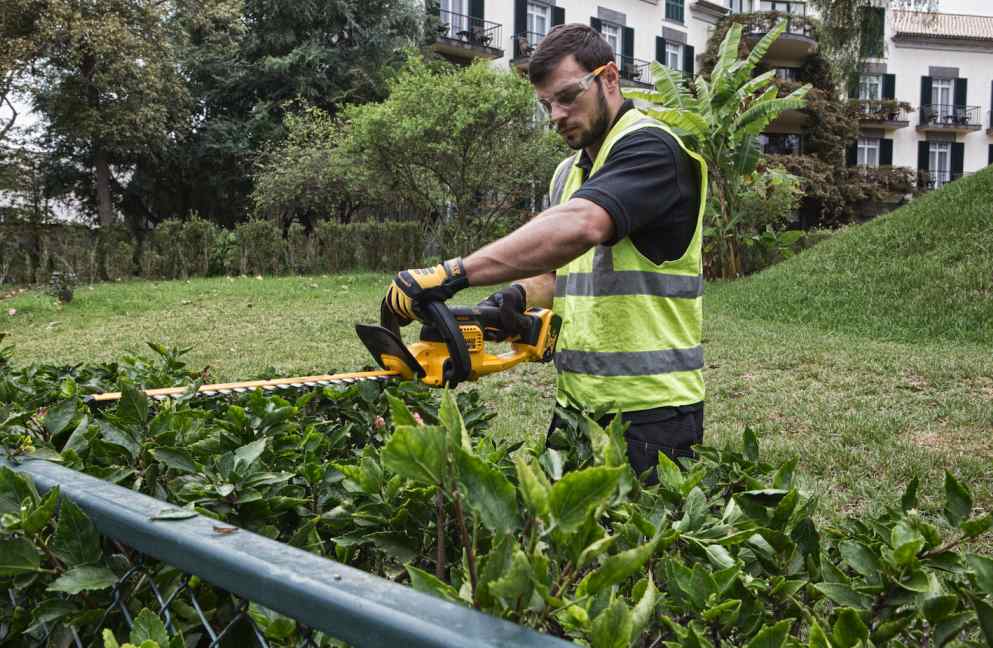 Аккумуляторный кусторез DeWalt DCM563PB