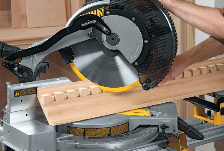 Торцовочная пила DeWALT DWS713