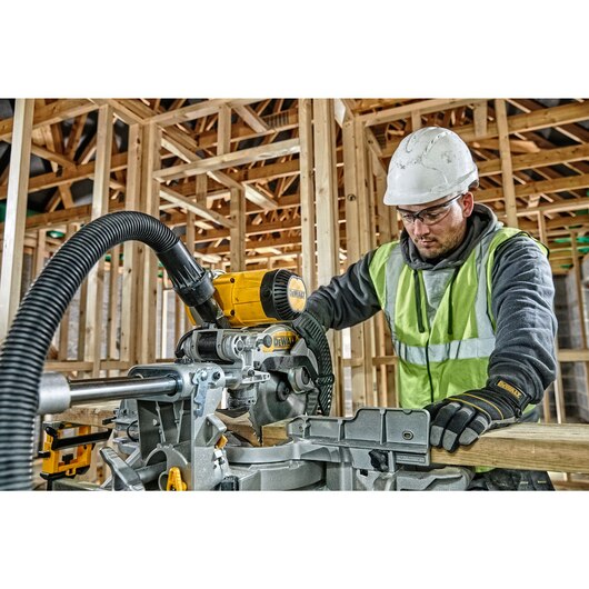 Торцовочная пила с протяжкой DeWALT DWS727-QS
