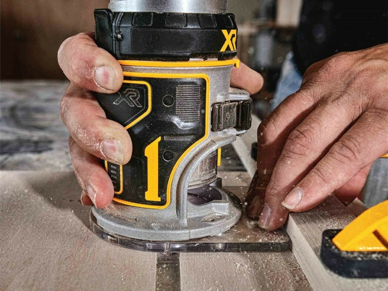 Аккумуляторный кромочный фрезер DeWalt DCW600N