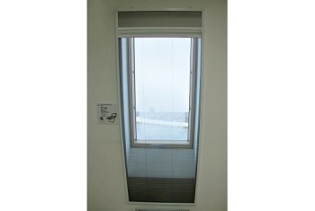 Штора+москитная сетка FAKRO AMD Duet 94x240 (белые направляющие RAL 9016, штора белая blackout RAL 1601)